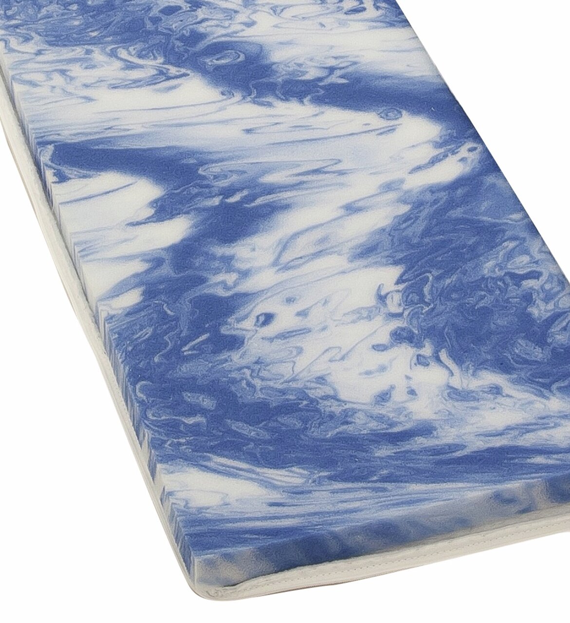 Gelschaum-Topper SILVERCARE in blauer und weißer Marmoroptik, perspektivisch von der Seite fotografiert.
