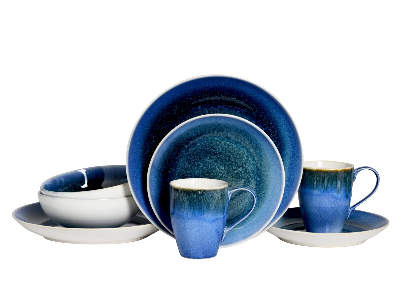 Creatable Kombiservice 8-tlg CALDERA Blau glasiertes Keramik-Geschirrset mit zwei Tellern, Schale und zwei Tassen auf weißem Hintergrund, frontal in leichter Schrägansicht fotografiert