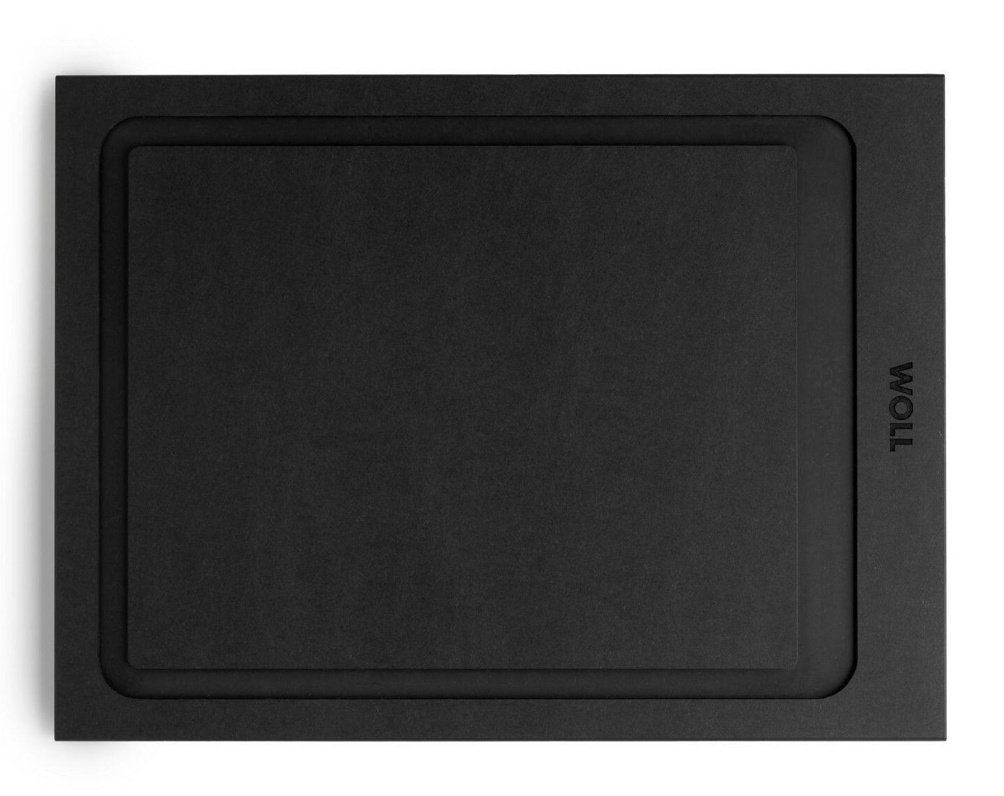 Schwarzes Schneidebrett M 30x22cm von oben betrachtet, mit dem Logo 'WOLL' an der Seite.
