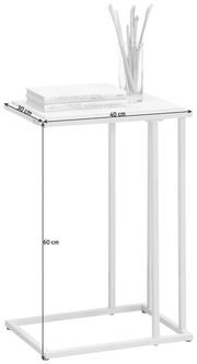 Moderner weißer Beistelltisch mit schlankem Metallrahmen, seitliche Perspektive, dekoriert mit Büchern und einem Glas mit Stäben.