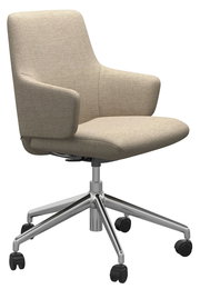 Beiger Home Office Sessel mit Armlehnen und verchromtem Drehfuß, seitliche Perspektive