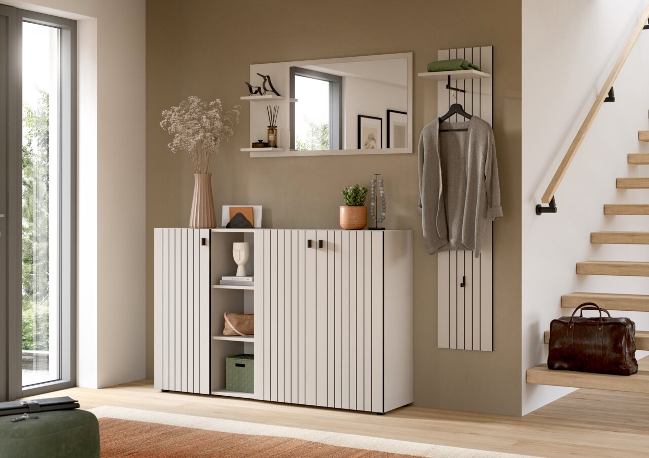 MID.YOU Schuhkommode STATION Modernes Flurmöbel-Set in Weiß mit vertikaler Linienoptik: Sideboard mit offenen Regalfächern, Wandspiegel und Garderobenpaneel mit Ablage und Kleiderhaken, frontal aus leicht schräger Perspektive aufgenommen.