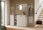 Modernes Flurmöbel-Set in Weiß mit vertikaler Linienoptik: Sideboard mit offenen Regalfächern, Wandspiegel und Garderobenpaneel mit Ablage und Kleiderhaken, frontal aus leicht schräger Perspektive aufgenommen.