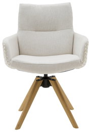 Vooraanzicht van een comfortabele crèmekleurige gestoffeerde draaifauteuil met armleuningen, hoge rugleuning en vier schuine houten poten.