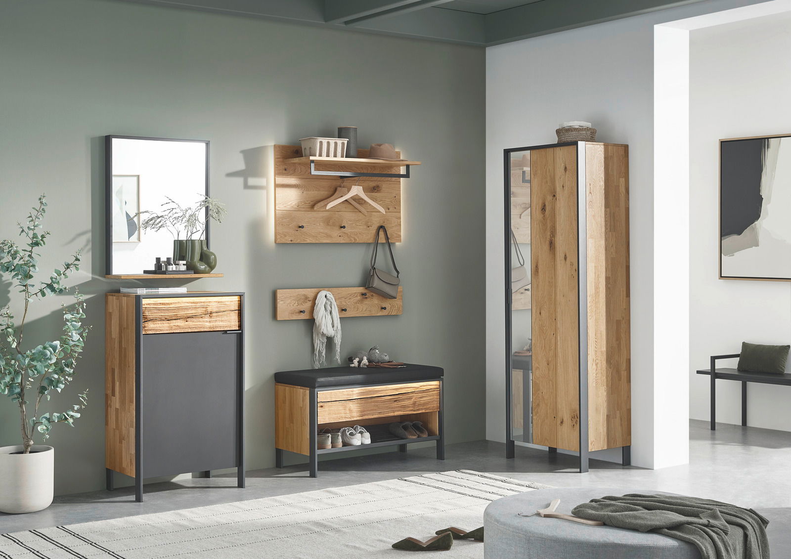 Moderne Garderobeneinrichtung mit Holz- und Metallelementen, bestehend aus einem Schuhschrank, einer Garderobenbank, einem Spiegel und einem Garderobenschrank, aus der Frontalperspektive fotografiert.