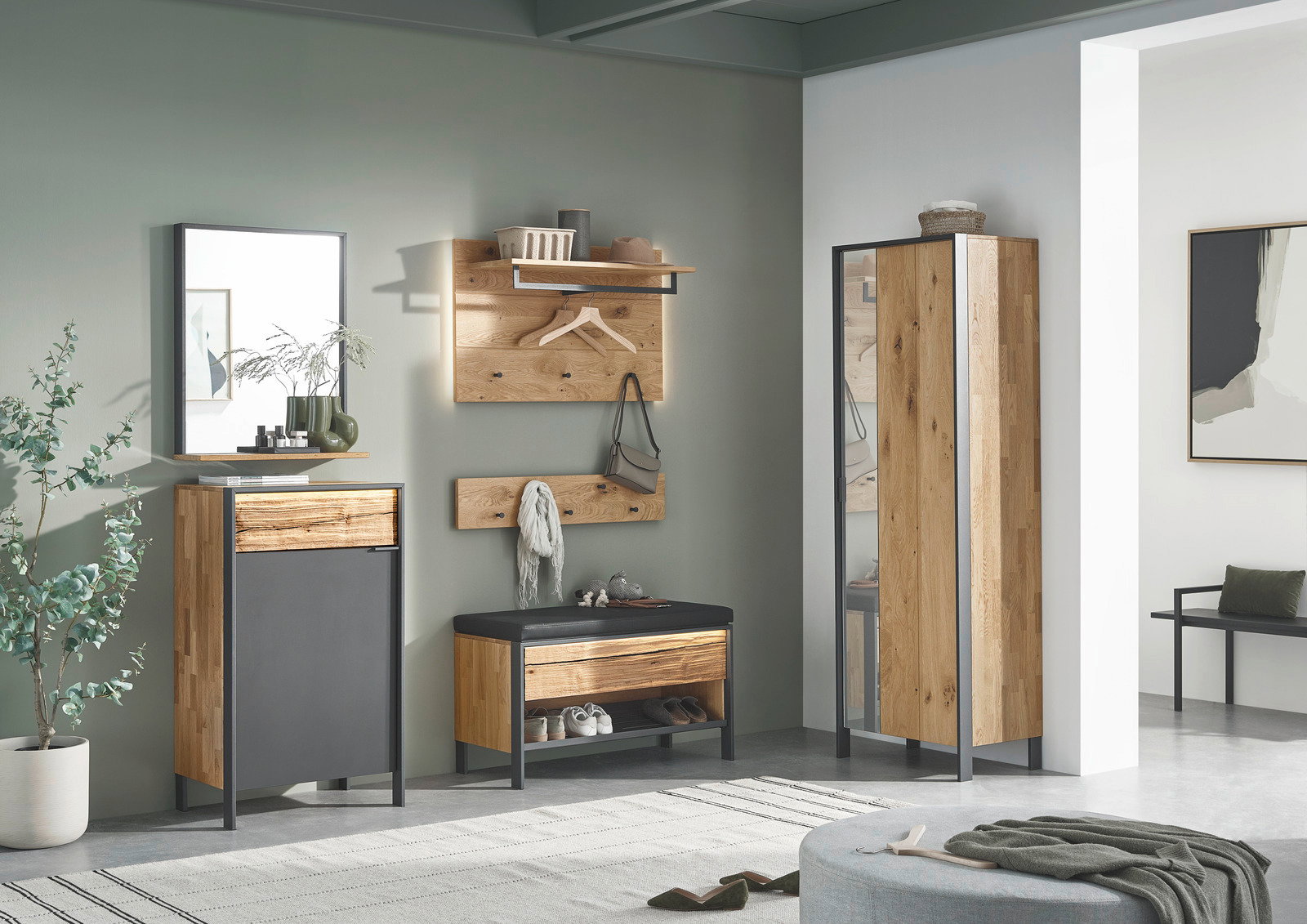 Moderne Garderobeneinrichtung mit Holz- und Metallelementen, bestehend aus einem Schuhschrank, einer Garderobenbank, einem Spiegel und einem Garderobenschrank, aus der Frontalperspektive fotografiert.