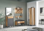 Moderne Garderobeneinrichtung mit Holz- und Metallelementen, bestehend aus einem Schuhschrank, einer Garderobenbank, einem Spiegel und einem Garderobenschrank, aus der Frontalperspektive fotografiert.