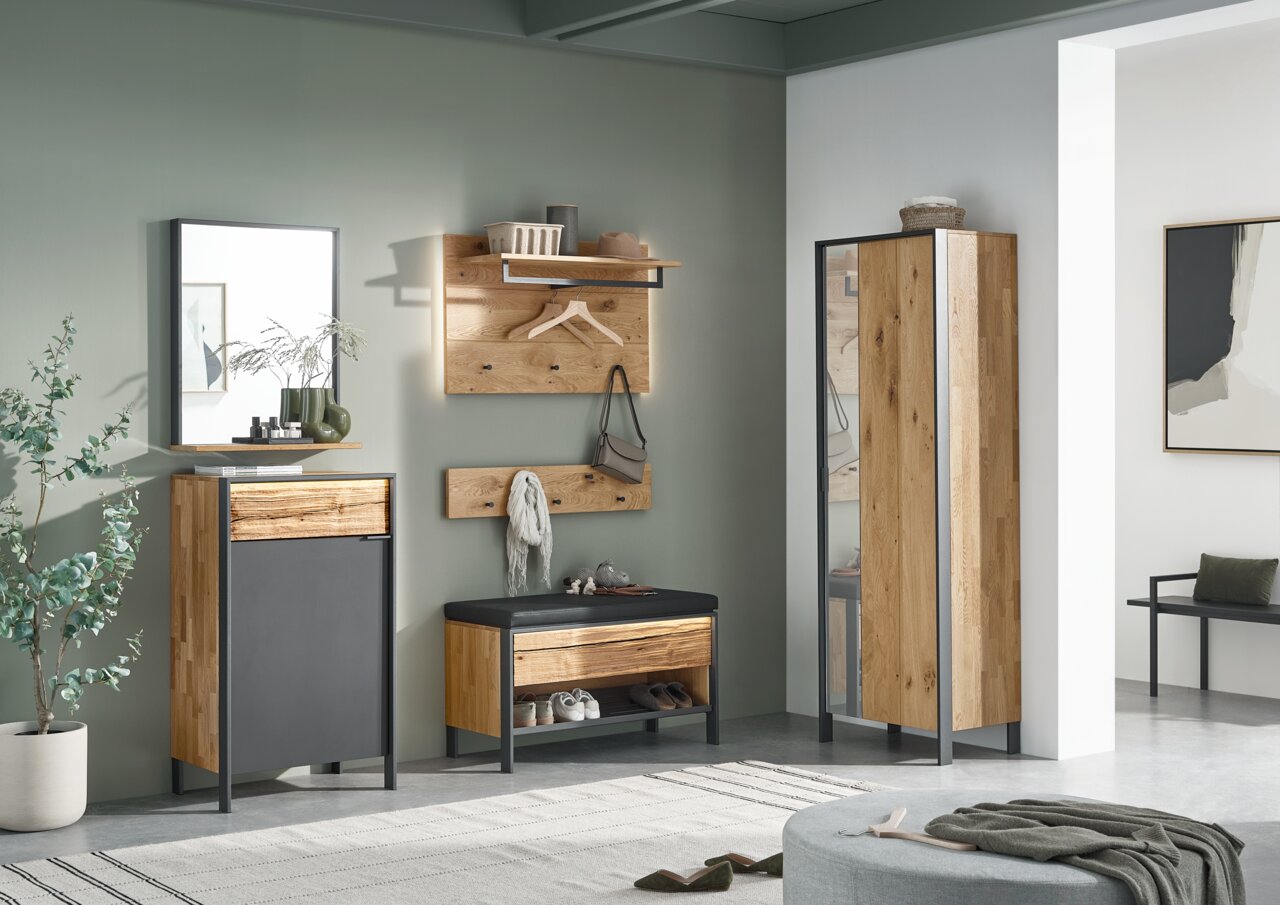 Moderne Garderobeneinrichtung mit Holz- und Metallelementen, bestehend aus einem Schuhschrank, einer Garderobenbank, einem Spiegel und einem Garderobenschrank, aus der Frontalperspektive fotografiert.