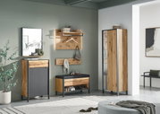 Moderne Garderobeneinrichtung mit Holz- und Metallelementen, bestehend aus einem Schuhschrank, einer Garderobenbank, einem Spiegel und einem Garderobenschrank, aus der Frontalperspektive fotografiert.