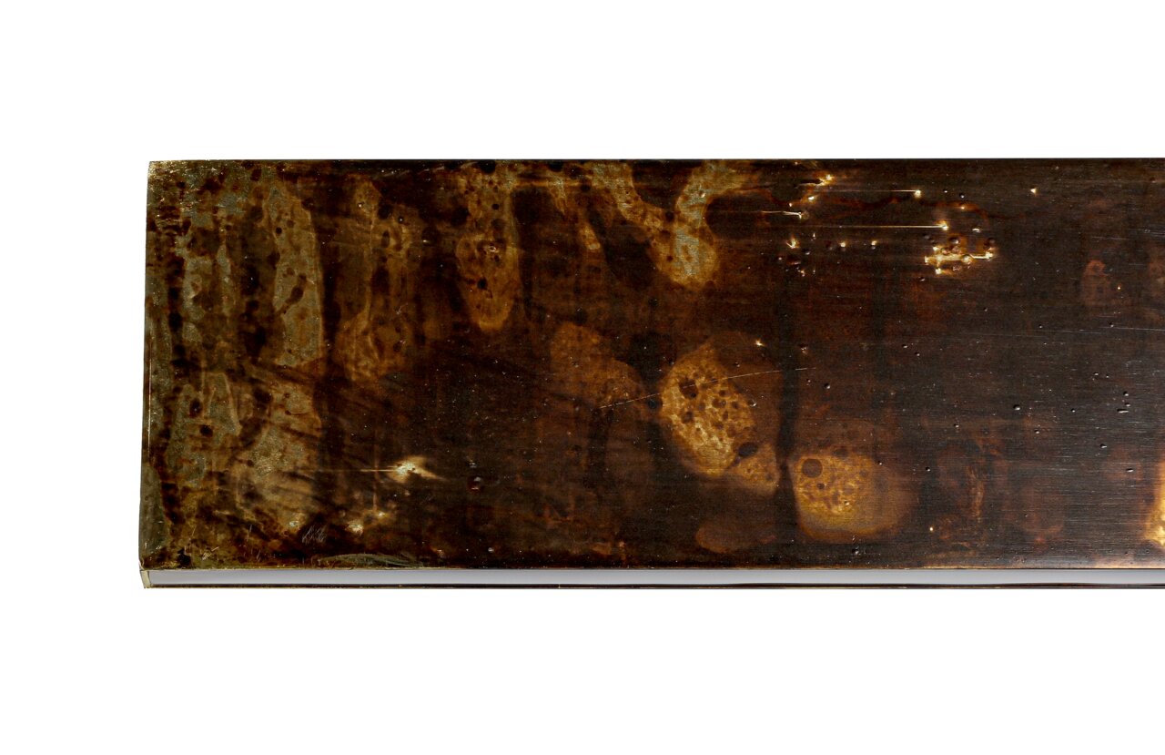 Close-up van een LED-hanglamp met een rustieke, bruine afwerking en een rechthoekige vorm.
