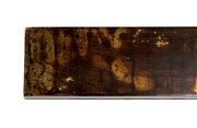 Close-up van een LED-hanglamp met een rustieke, bruine afwerking en een rechthoekige vorm.