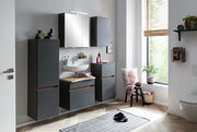 Moderner Spiegelschrank in einem stilvollen Badezimmer, frontal betrachtet, mit grauen Schränken und einem Waschbecken darunter.