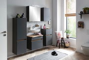Moderner Spiegelschrank in einem stilvollen Badezimmer, frontal betrachtet, mit grauen Schränken und einem Waschbecken darunter.