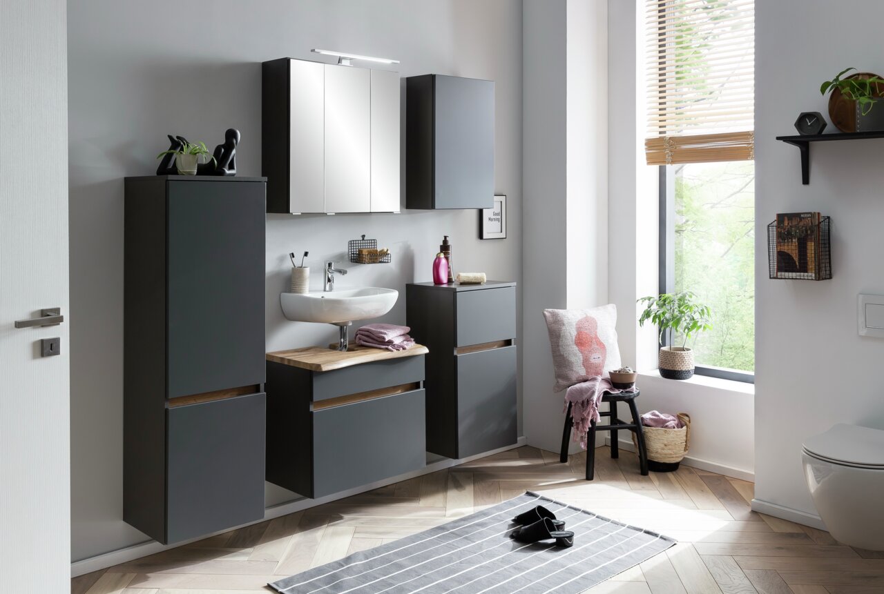 Een moderne spiegelkast in een stijlvolle badkamer, gezien vanaf de voorkant, met grijze kasten en een wastafel eronder.
