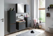 Moderner Spiegelschrank in einem stilvollen Badezimmer, frontal betrachtet, mit grauen Schränken und einem Waschbecken darunter.