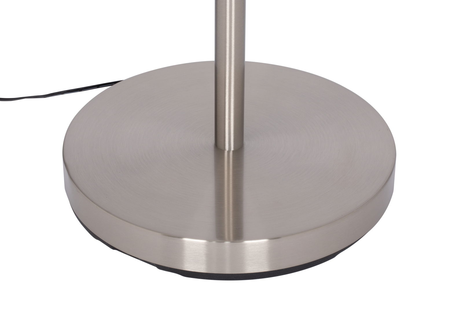 Nahaufnahme der Basis einer LED-Stehleuchte aus gebürstetem Metall mit Kabel, von oben betrachtet.