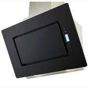 Schwarze, schräg montierte Wand-Dunstabzugshaube mit Glasfront, Touch-Bedienfeld und LED-Beleuchtung, in Frontansicht aus leicht schräger Perspektive von unten.