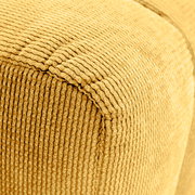 Nahaufnahme eines gelben, strukturierten Hockers mit geripptem Stoffbezug, perspektivisch von der Seite aufgenommen.