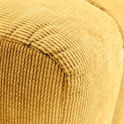Nahaufnahme eines gelben, strukturierten Hockers mit geripptem Stoffbezug, perspektivisch von der Seite aufgenommen.