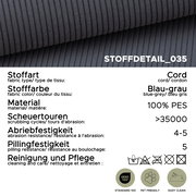 Nahaufnahme eines blau-grauen Cordstoffs mit hoher Abriebfestigkeit und Pflegehinweisen.