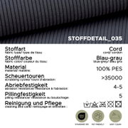 Nahaufnahme eines blau-grauen Cordstoffs mit hoher Abriebfestigkeit und Pflegehinweisen.