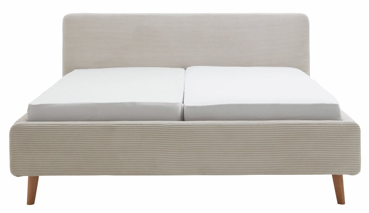 Frontale Ansicht eines Polsterbettgestells mit hellbeigem Stoffbezug und Holzfüßen.