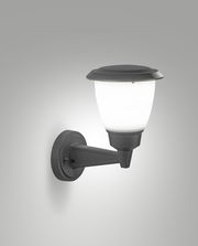 Moderne Außenwandleuchte in seitlicher Perspektive, mit schwarzem Gehäuse und weißem Lampenschirm.