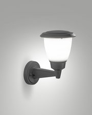 Moderne buitenwandlamp in zijaanzicht, met een zwarte behuizing en een witte lampenkap.