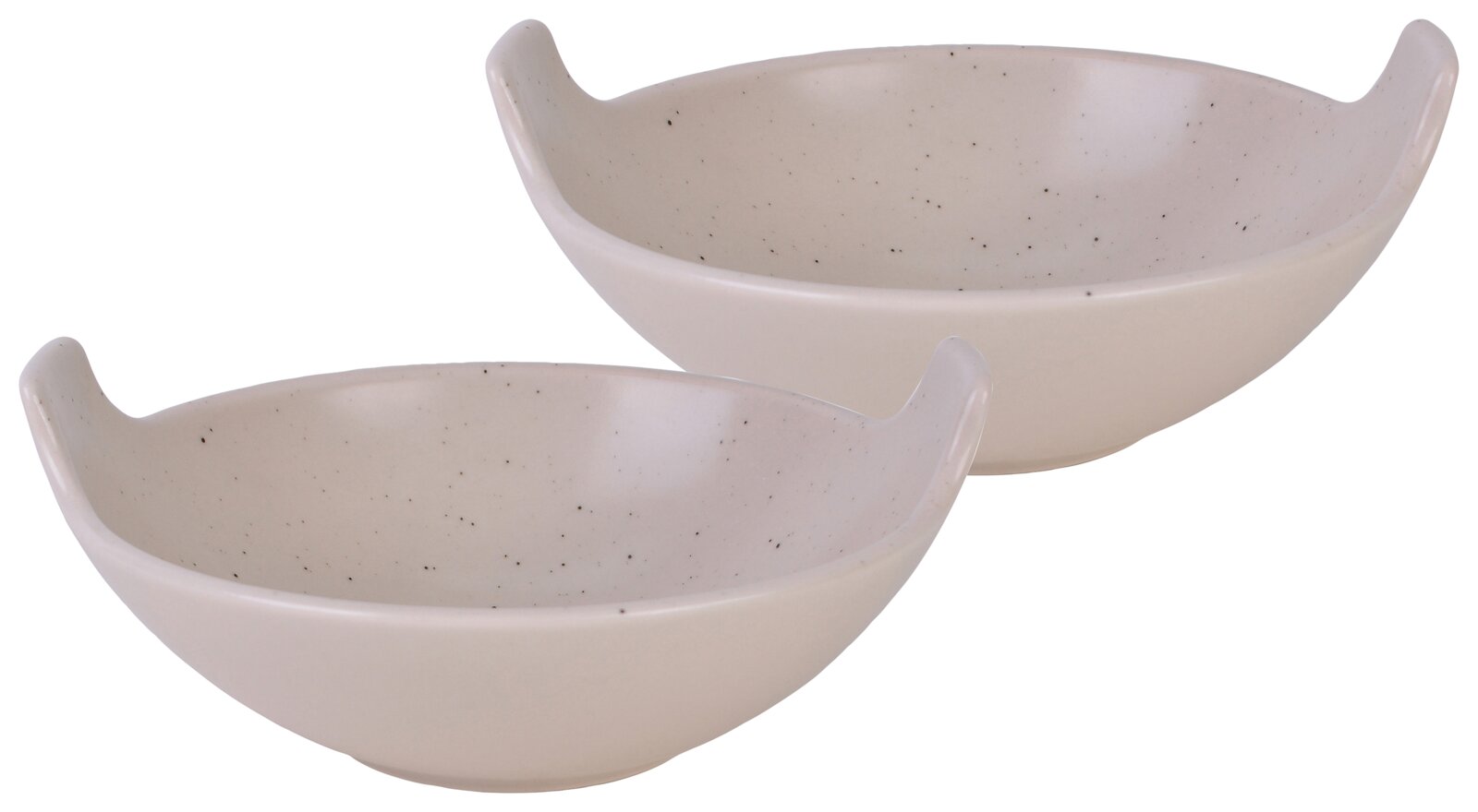 Zwei cremeweiße, gesprenkelte Keramikschalen mit leicht nach oben gezogenen Griffkanten, schräg von vorne aus leicht erhöhter Perspektive fotografiert