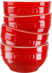 Stapel von vier kirschroten Schüsseln der Marke Staub, seitliche Perspektive