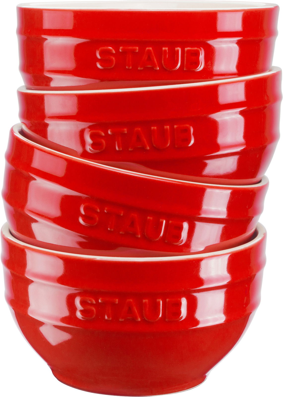 Stapel von vier kirschroten Schüsseln der Marke Staub, seitliche Perspektive