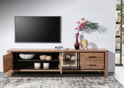 Frontale Ansicht eines Lowboards aus Holz mit offenen und geschlossenen Fächern, dekoriert mit Vasen und einem Globus, vor einer Wand mit einem Fernseher.