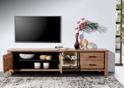 Frontale Ansicht eines Lowboards aus Holz mit offenen und geschlossenen Fächern, dekoriert mit Vasen und einem Globus, vor einer Wand mit einem Fernseher.