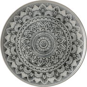Runder Platzteller mit detailliertem, mandalaartigem Muster in Schwarz-Weiß, von oben betrachtet.