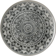 Runder Platzteller mit detailliertem, mandalaartigem Muster in Schwarz-Weiß, von oben betrachtet.