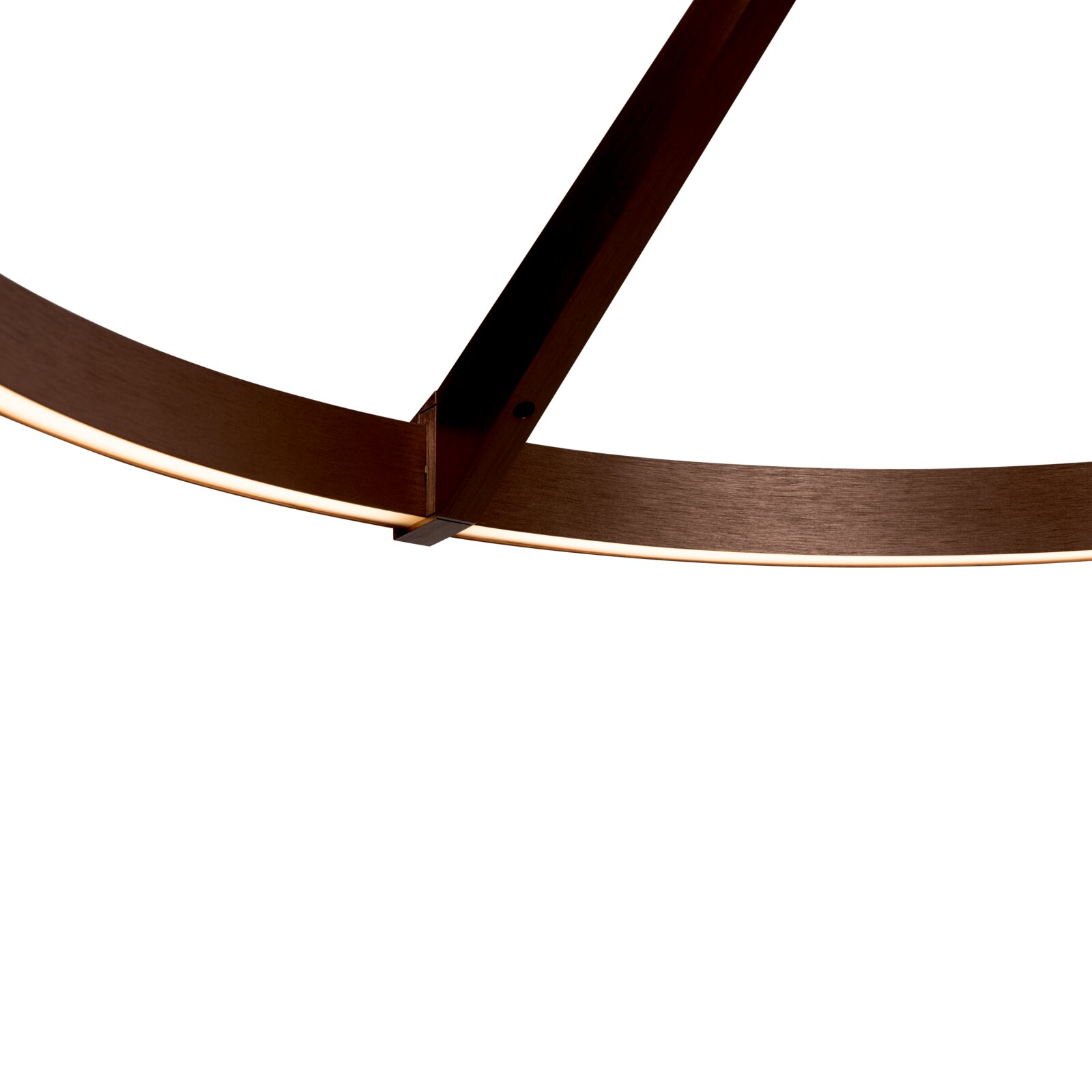 Detailaufnahme einer runden LED-Pendelleuchte in dunkler Holzoptik mit warmweißem Lichtband, Ansicht von unten im schrägen Winkel