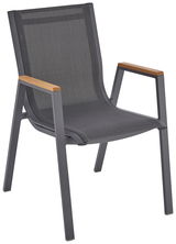 Moderner Stapelsessel mit grauem Metallrahmen und Holzarmlehnen, seitliche Perspektive