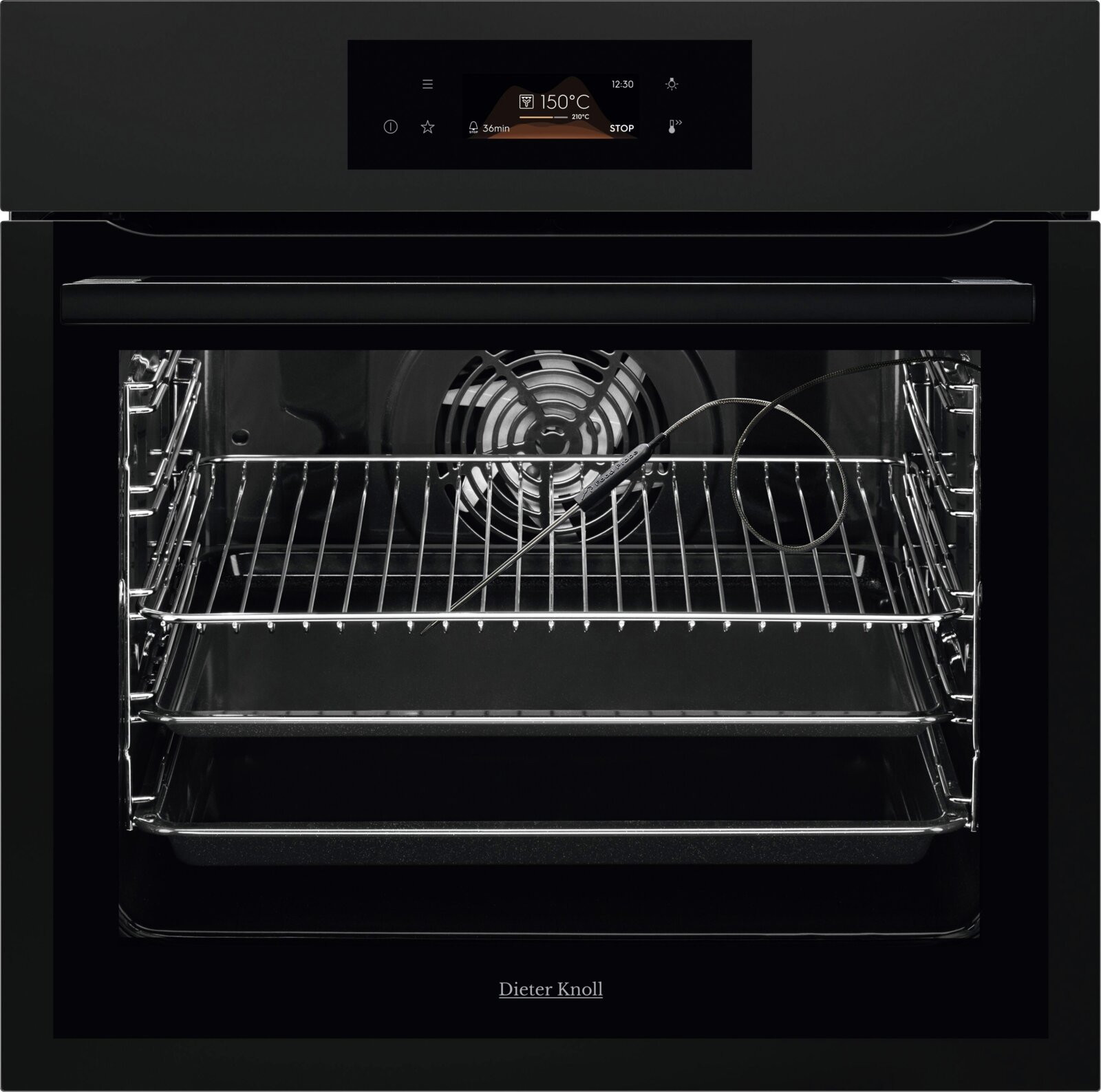 Inbouwoven met open deur, zicht op de ovenruimte met roosters, ventilator en kerntemperatuursonde frontale aanzicht/perspectief.
