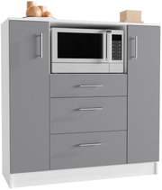Grauer Küchen-Hochschrank mit offenen Mikrowellenfach, zwei Seitentüren und drei Schubladen, mit Dekoration auf der weißen Abdeckplatte; Ansicht schräg von vorn (leicht von links).
