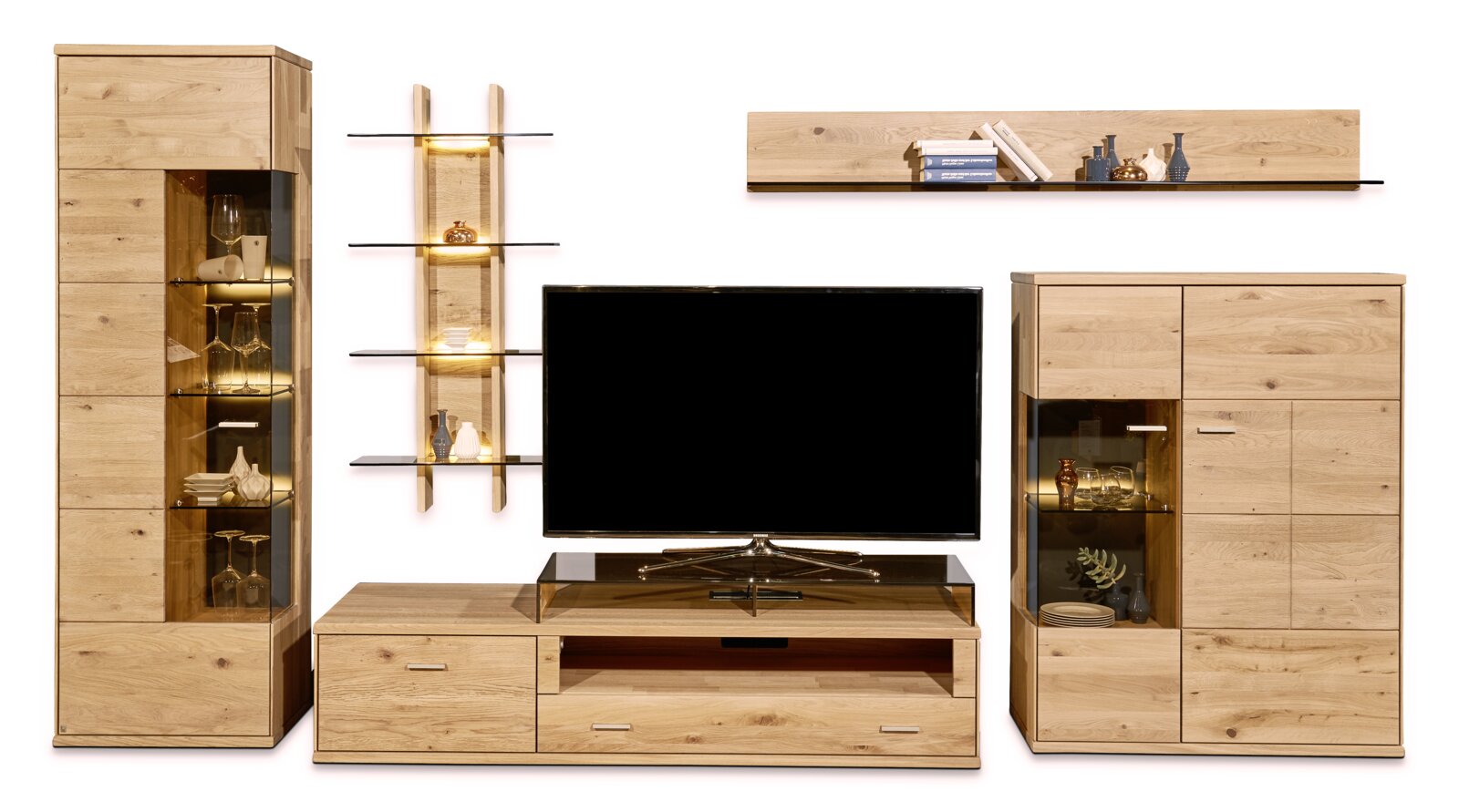 Moderne wandopstelling van hout met vitrinekasten, planken en tv-meubel, gezien vanaf de voorkant.