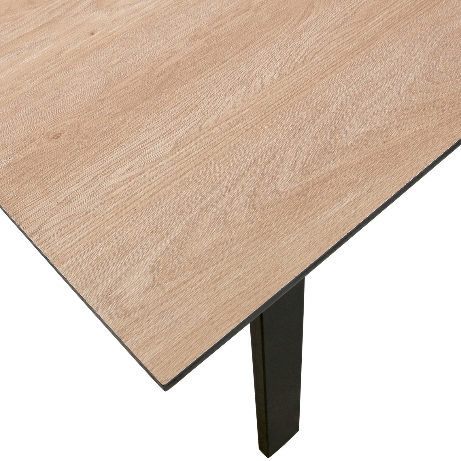 Z2 Esstisch PANAMA Nahaufnahme eines Esstisches mit heller Holzoberfläche und schwarzen Beinen, Perspektive von oben.