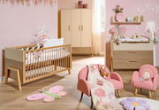 Komplettes Babyzimmer mit Babybett, Wickelkommode, Kleiderschrank und Wandboard in einem modernen Design, aus der Perspektive von vorne aufgenommen.