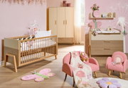 Een complete babykamer met babybedje, commode, kledingkast en wandplank in een modern ontwerp, gefotografeerd vanuit het vooraanzicht.