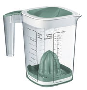 Messbecher mit integriertem Entsafter, seitliche Ansicht, 1,5 Liter Fassungsvermögen, grün und transparent, mit Skalen für Flüssigkeiten und Zucker.