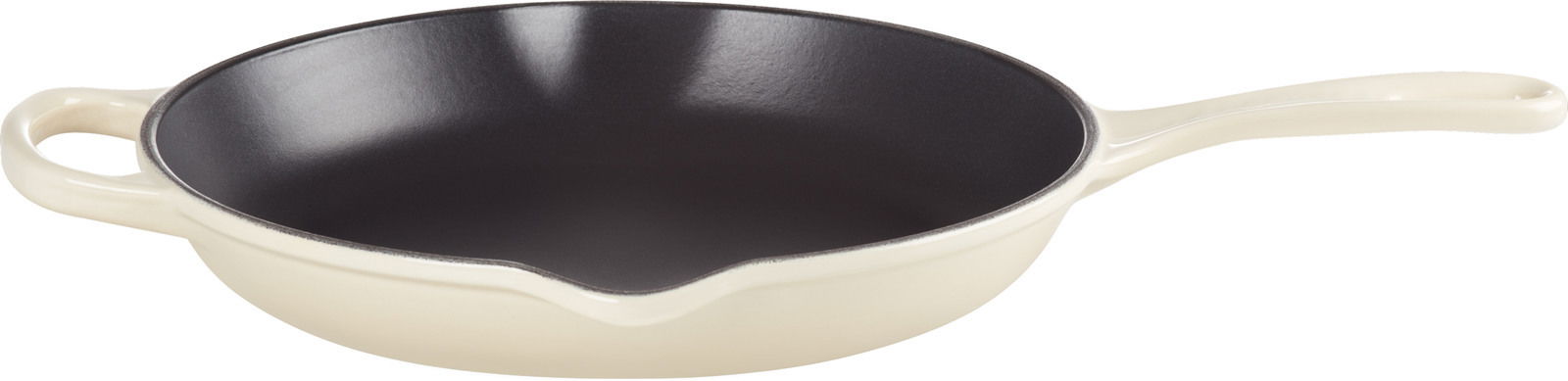 LE CREUSET Brat- und Servierpfanne 26cm Cremefarbene Brat- und Servierpfanne aus Gusseisen mit zwei Griffen, seitliche Perspektive