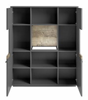 Frontale Ansicht eines modernen Highboards mit offenen und geschlossenen Fächern in dunklem Holzdesign.