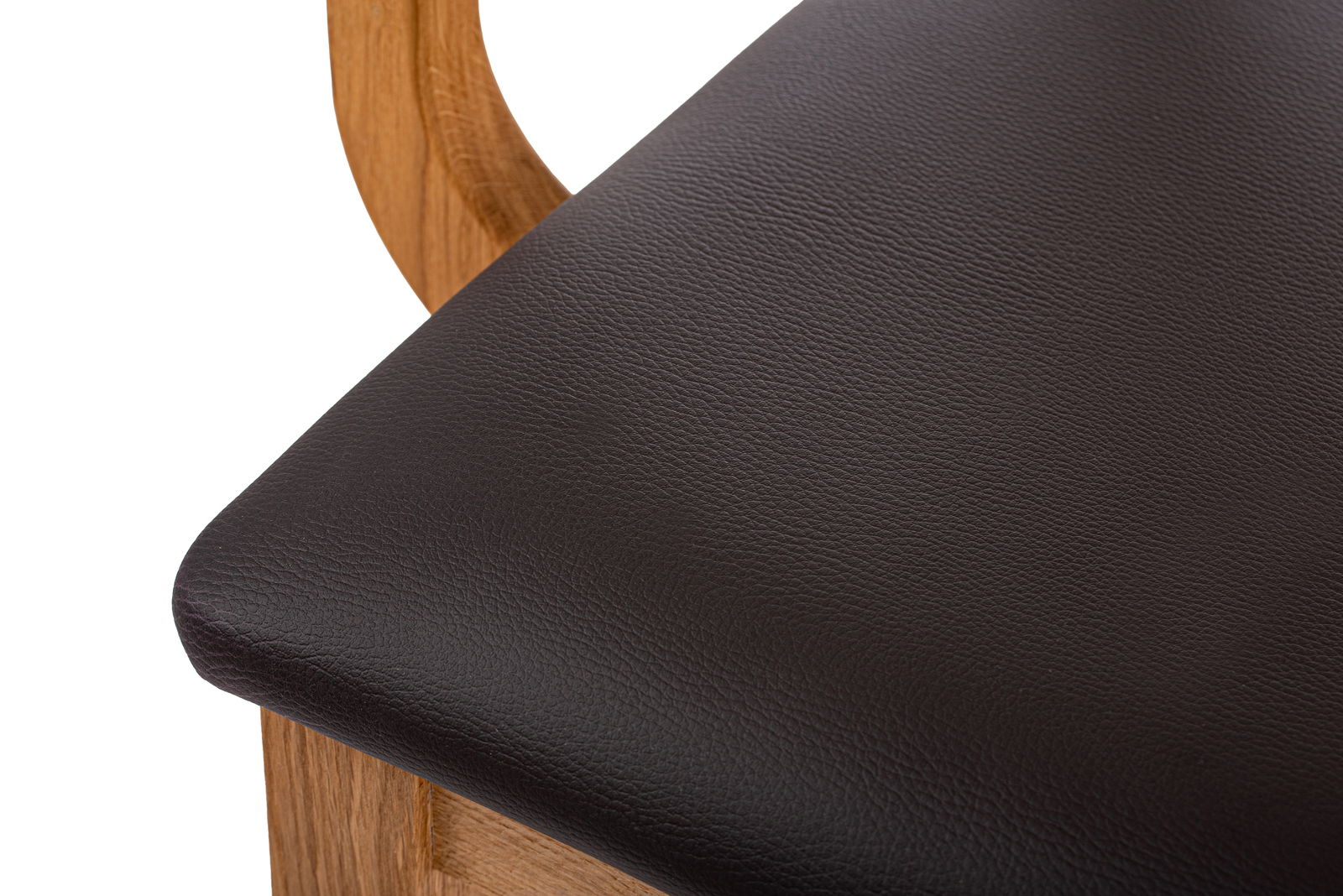 Nahaufnahme eines Sesselsitzes mit dunkelbraunem Lederbezug und Holzrahmen, von oben betrachtet.