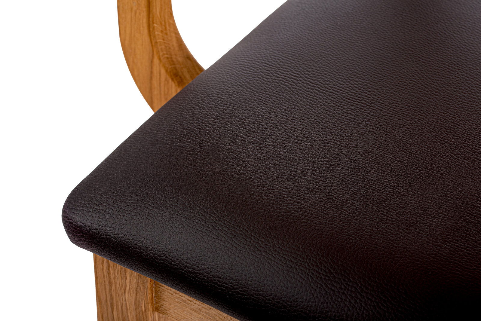 Linea Natura Sessel ARNOLD Nahaufnahme eines Sesselsitzes mit dunkelbraunem Lederbezug und Holzrahmen, von oben betrachtet.