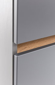 Nahaufnahme eines Waschtisch-Sets mit grauen Fronten und einem Holzdetail, seitliche Perspektive