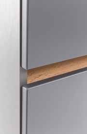 Nahaufnahme eines Waschtisch-Sets mit grauen Fronten und einem Holzdetail, seitliche Perspektive